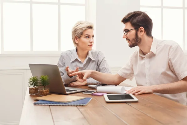 Ein paar junge Geschäftspartner, die im modernen Büro arbeiten — Stockfoto