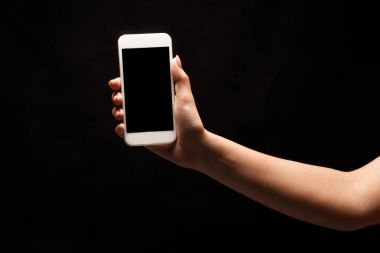 Boş ekran ile mobil akıllı telefon tutarak el