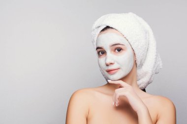 Uygulamalı kil maskesi, beyaz arka plan ile güzel kız