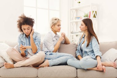 Evde rahatlatıcı üç kadın arkadaş