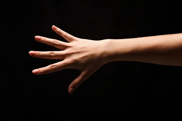 Frauenhand zeigt Nummer fünf isoliert bei Schwarz — Stockfoto