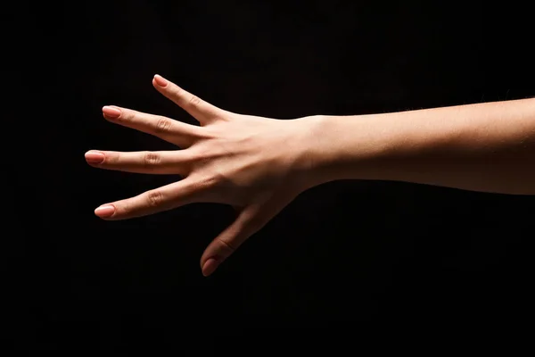 La mano femminile mostra il numero cinque isolato al nero — Foto Stock