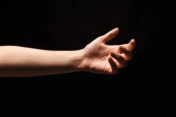 Вытянутая женская рука, предлагающая или просящая помощи — стоковое фото
