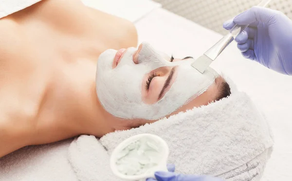 Woman getting beauty injection at salon — Stock Photo, Image