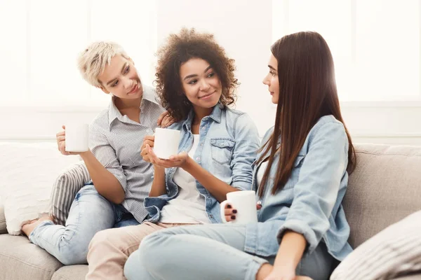Három fiatal nő meg a kávé beszélget — Stock Fotó