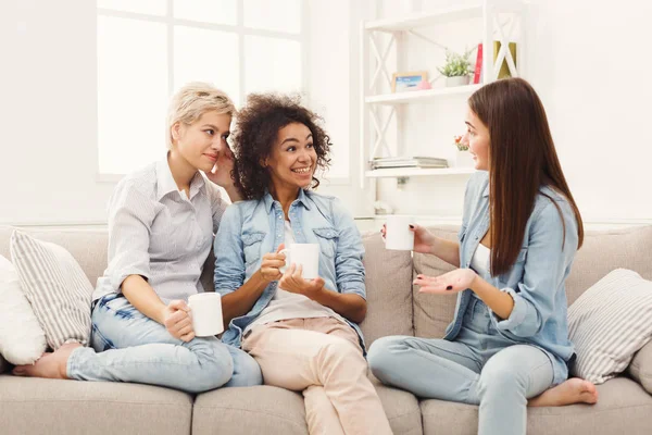 Três jovens amigas com café conversando em casa — Fotografia de Stock