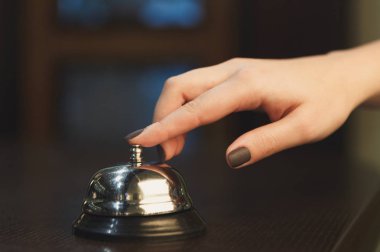 Otel Resepsiyon hizmeti çan closeup zil kadın