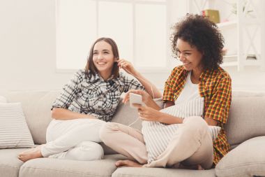 Müzik dinleme ve kulaklık paylaşımı iki kadın