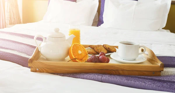 Pequeno-almoço servido na cama em bandeja de madeira — Fotografia de Stock