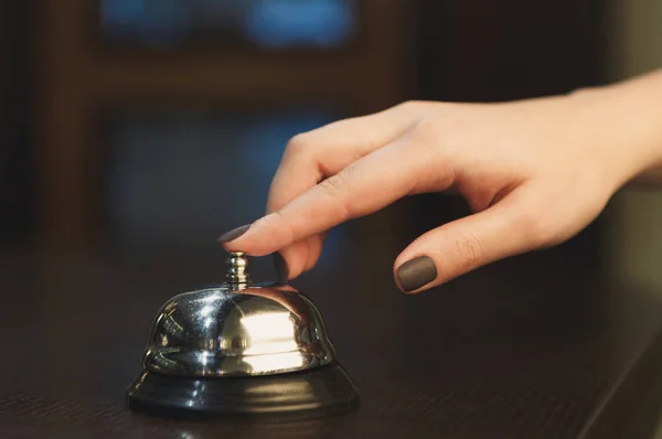 Γυναίκα κουδούνισμα closeup κουδούνι υπηρεσία ρεσεψιόν ξενοδοχείο — Φωτογραφία Αρχείου
