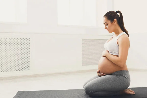 Mulher grávida treinando ioga em pose de lótus — Fotografia de Stock