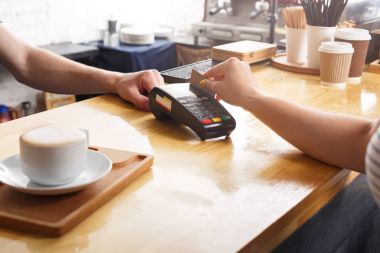 İstemci bir coffee shop kasaya ödeme alarak tanınmaz barmen