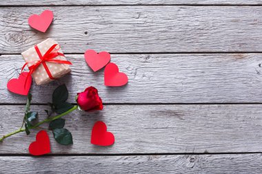 Sevgiliye arka plan, el yapımı kalp, gül, ahşap Hediyelik