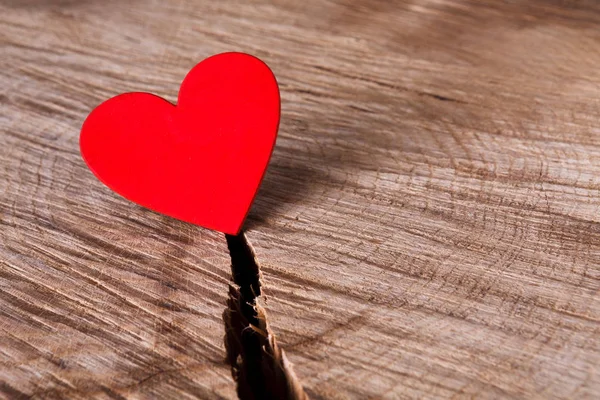 Fondo de San Valentín, corazón de papel sobre madera, espacio para copiar — Foto de Stock