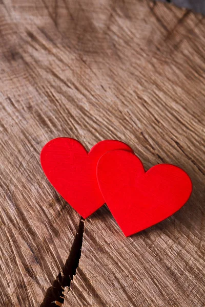 Valentinstag Hintergrund, handgemachte Herzen auf Holz, Kopierraum — Stockfoto