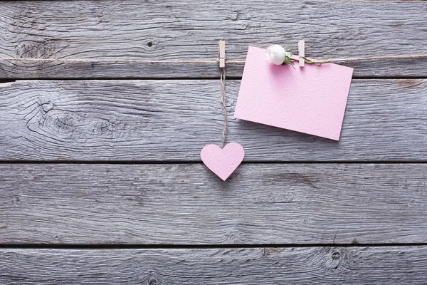 Dag van de Valentijnskaart, papier hart en kaart op houten achtergrond — Stockfoto