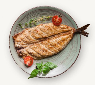 beyaz zemin üzerinde izole balık yemek