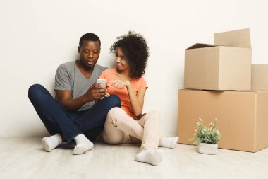 Yeni apartman katında oturan Afrikalı-Amerikalı