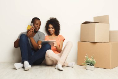 Yeni apartman katında oturan Afrikalı-Amerikalı