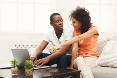 Dizüstü bilgisayar, kopya alanı çalışan genç Afro-Amerikan Çift