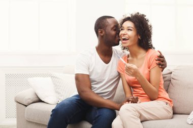 Genç Afro-Amerikan çift hamilelik testi sonuçları hakkında mutlu