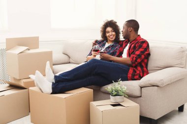 Genç balck çift hareket kutuları ve içme şarap açma