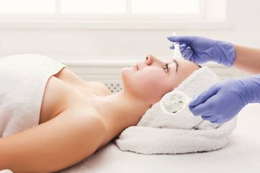 Kadın yüz maskesi Şevval Özçelik Güzellik Spa tarafından alır