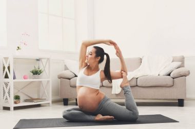 Mutlu hamile kadın eğitim yoga deve poz