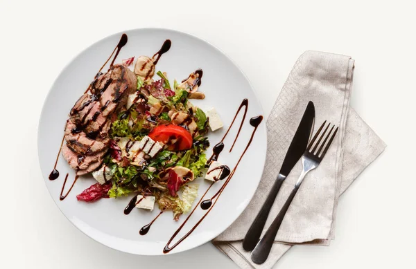 Ensalada de verduras frescas aisladas sobre fondo blanco — Foto de Stock