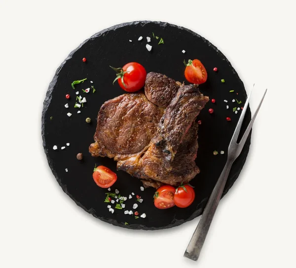 RIB eye stek na czarnej płycie, zbliżenie, na białym tle — Zdjęcie stockowe