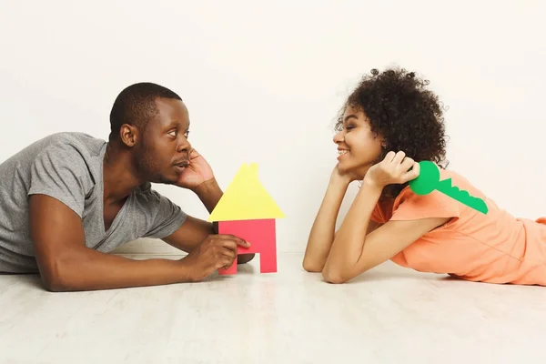 African-american lying on floor at new appartment — Stock Photo, Image