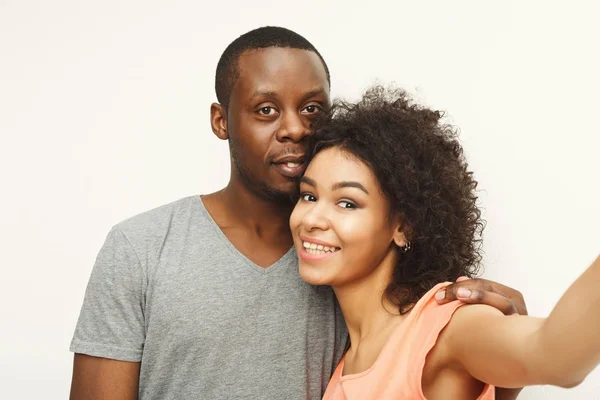 Casal tirando selfie para mídias sociais em fundo branco — Fotografia de Stock