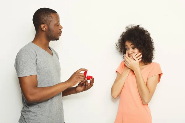 Černý muž zamýšlí jeho šokovaná dívka — Stock fotografie