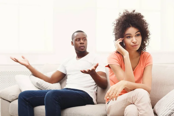 Jovem casal negro brigando em casa — Fotografia de Stock