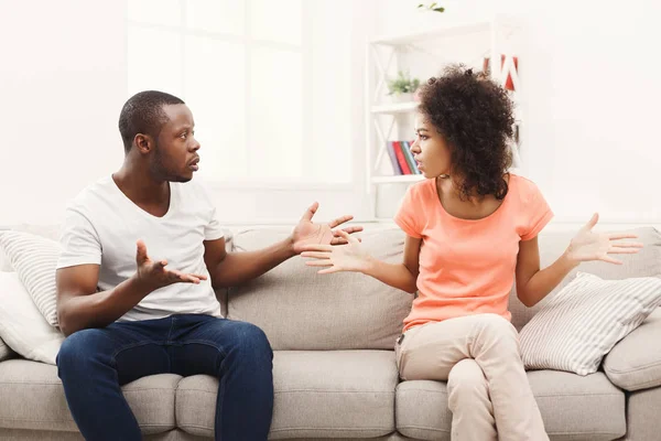 Jovem casal negro brigando em casa — Fotografia de Stock