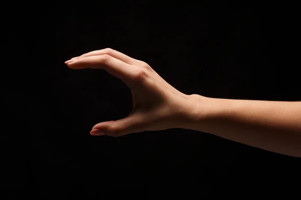 Mano femenina midiendo algo, recorte, gesto — Foto de Stock