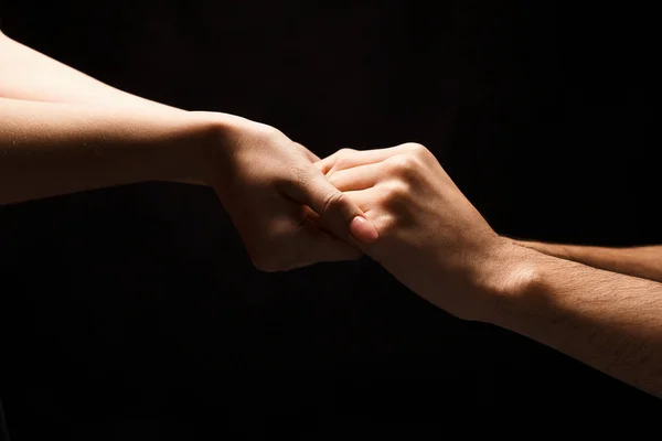 Hände verliebter Männer und Frauen, isoliert auf schwarz — Stockfoto