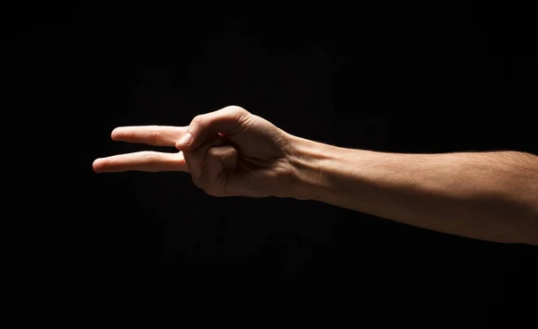 Αρσενική χέρι δείχνει τον αριθμό δύο απομονωμένες στο μαύρο — Φωτογραφία Αρχείου