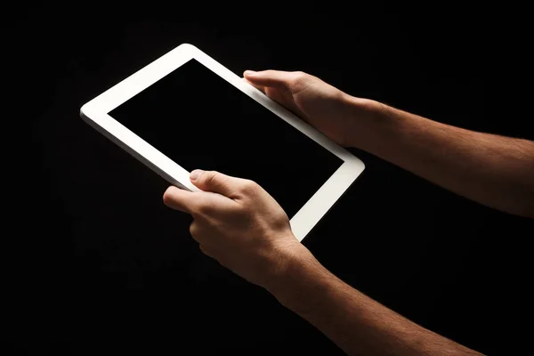 Adam holding tablet siyah arka plan boş ekran ile — Stok fotoğraf