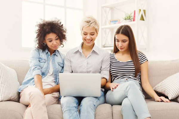 Drei schöne Frauen mit Laptop zu Hause — Stockfoto