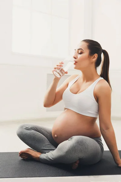Joyeux femme enceinte eau potable — Photo
