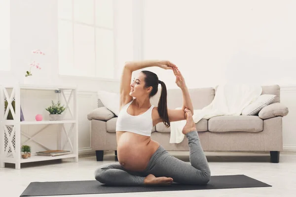 Mujer embarazada feliz entrenamiento yoga en camello pose — Foto de Stock