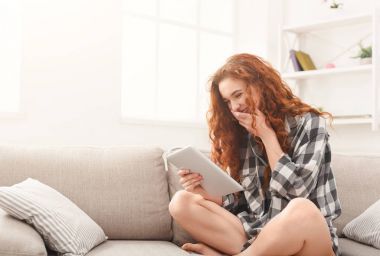 Dijital tablet vasıl ev ile mutlu kız