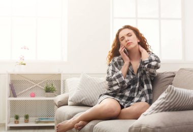 Üzgün genç kızın cep telefonu üzerinde arama