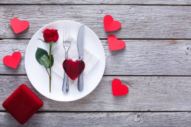 Nişan teklif arka plan, çatal bıçak takımı, gül ve cam kalp plaka üzerinde