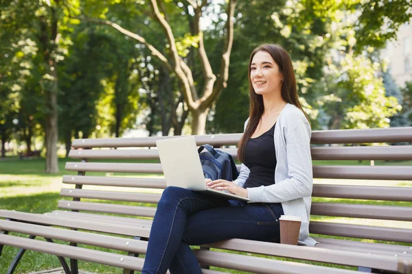 야외에서 노트북으로 행복 한 젊은 여자 — 스톡 사진
