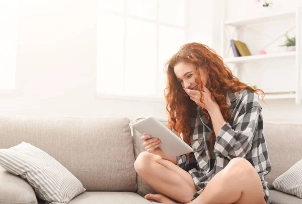 Menina feliz com tablet digital em casa — Fotografia de Stock