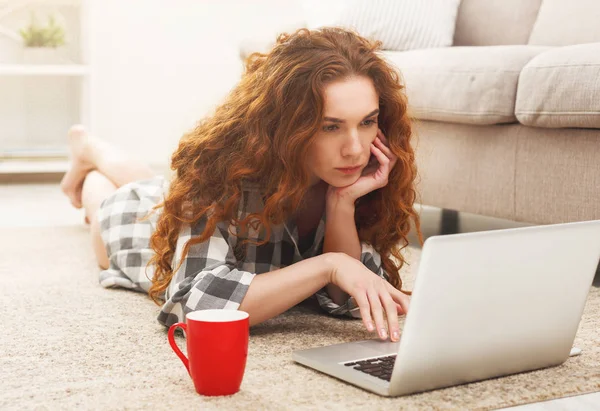 Ragazza studente premuroso utilizzando il computer portatile — Foto Stock