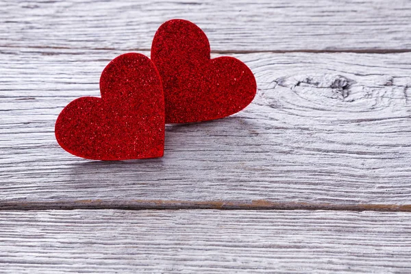 San Valentino sfondo, cuori fatti a mano su legno con spazio copia — Foto Stock