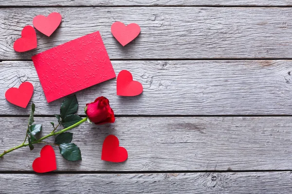 Dia dos namorados fundo, corações, cartão e rosa flor na madeira — Fotografia de Stock